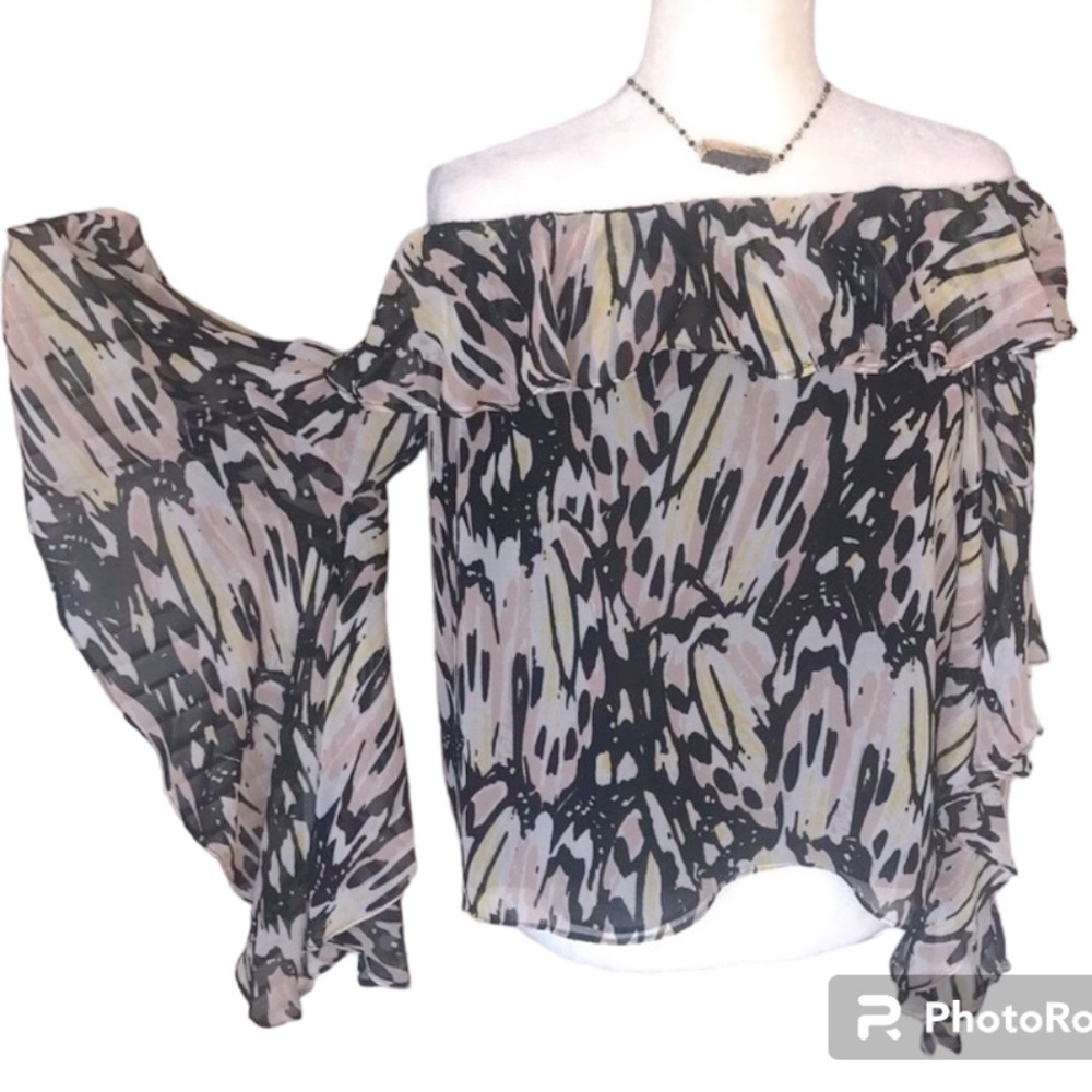 🔥ONE LEFT🔥 GORGEOUS OFF-SHOULDER TOP IN BUTTERFLY PATTERN